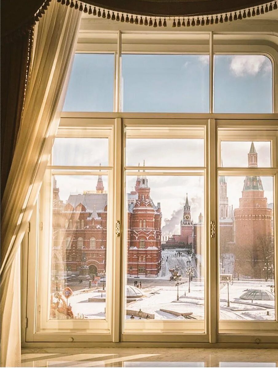 Квартира с видом на кремль. Отель Националь Москва видом на Кремль. Окно с красивым видом. У окна. Вид из окна.