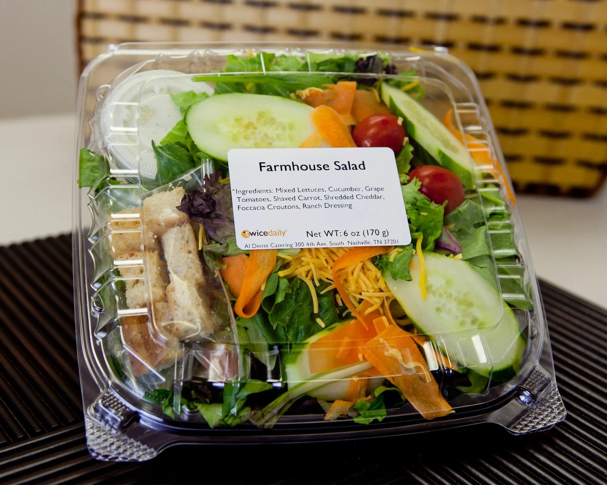 Купить салаты с доставкой. Салат в контейнере. Салат в упаковке. Готовые салаты в упаковке. Салаты в супермаркетах.
