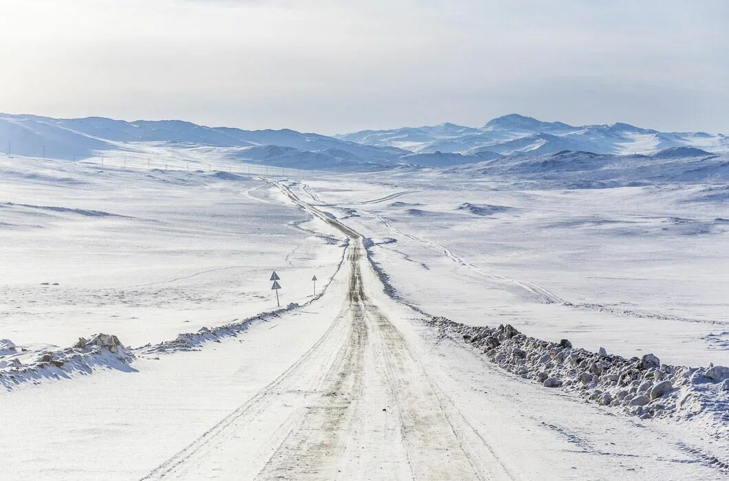 Кп рс(я) "дороги арктики". Arctic road. Arctic road. Горы на зимнике якутии. Дороги в швеции.