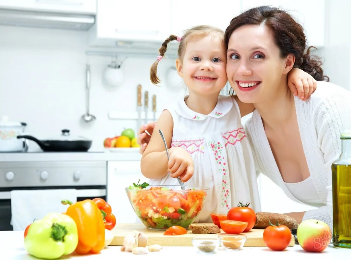 Женщина с ребенком на кухне. Мама с ребенком на кухне. Кухня для детей. Семья на кухне.