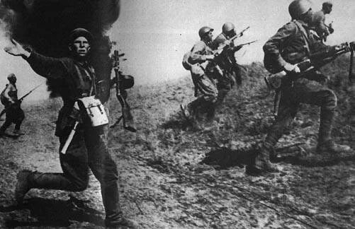 Советские солдаты бегут в атаку. Солдат в атаке. Боец в атаке. Командир поднимает в атаку.