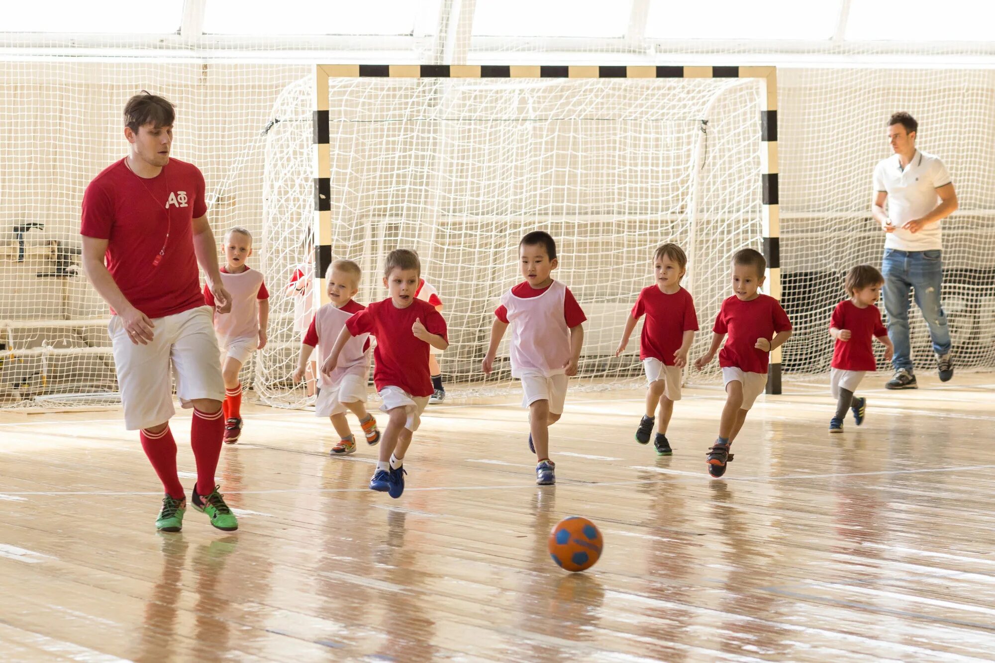 Спорт школа футбола. Школа футбола для детей. Мини футбол дети. Футбол в школе. Футбол в зале дети.