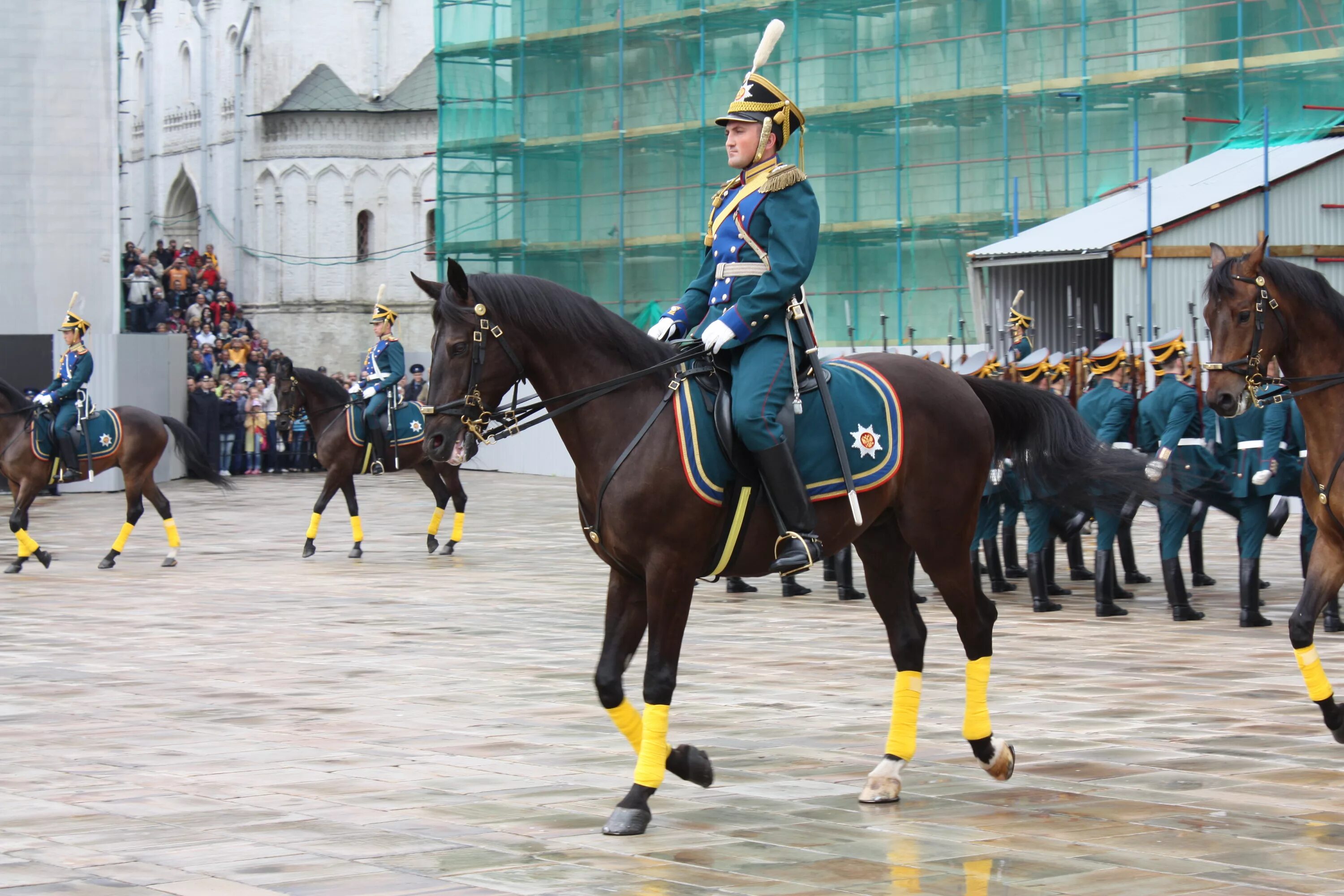 кавалеристы президентского полка. развод конных и пеших караулов 2022. церемония развода пеших и конных караулов президентского полка. парадный развод пеших и конных караулов в кремле. развод пеших и конных караулов президентского полка 2021.