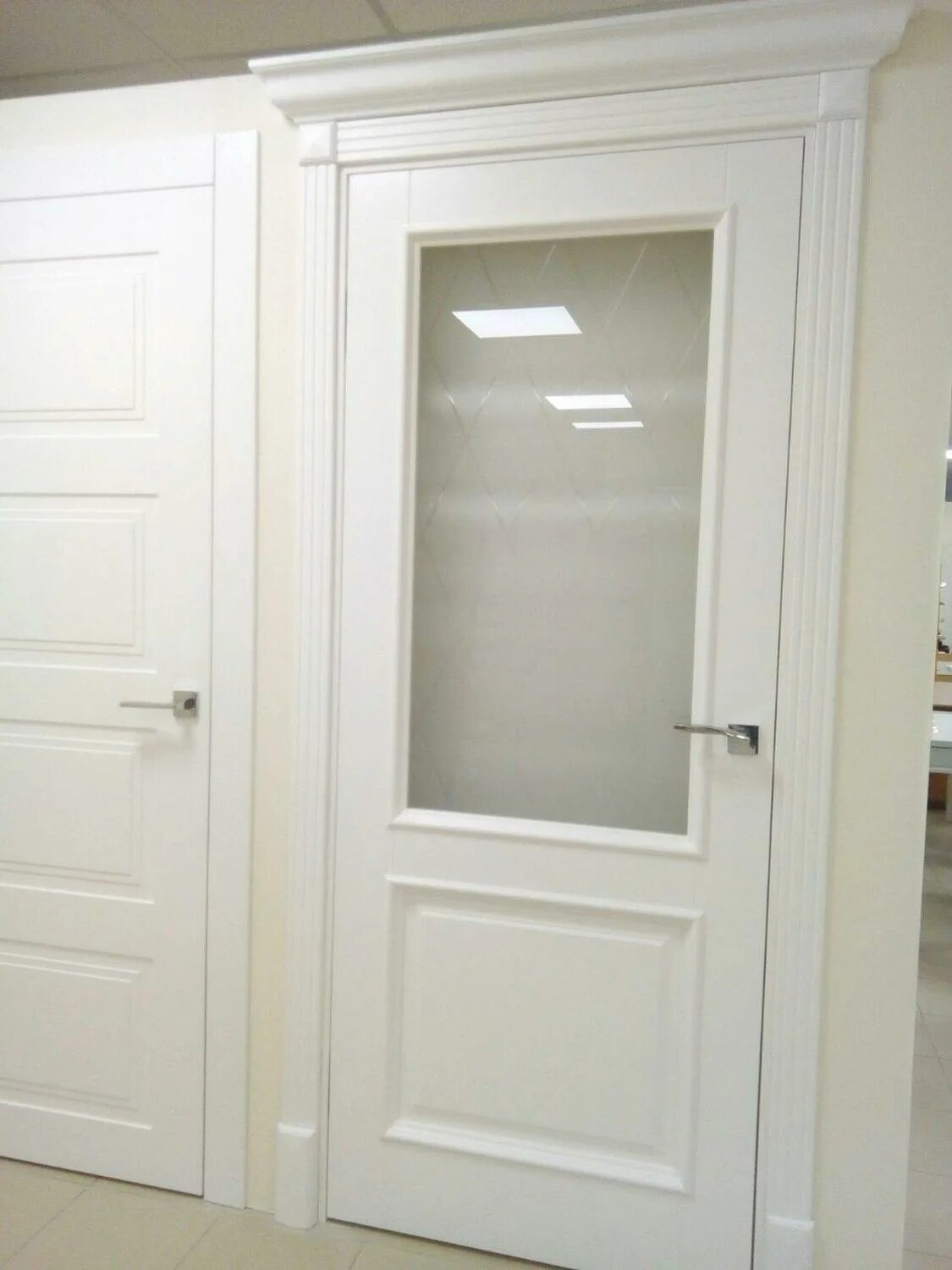 Купить белые двери москве. Двери межкомнатные белые филенчатые. Белые двери со стеклом. Белая дверь с филенкой стеклом. Большие межкомнатные двери белые.