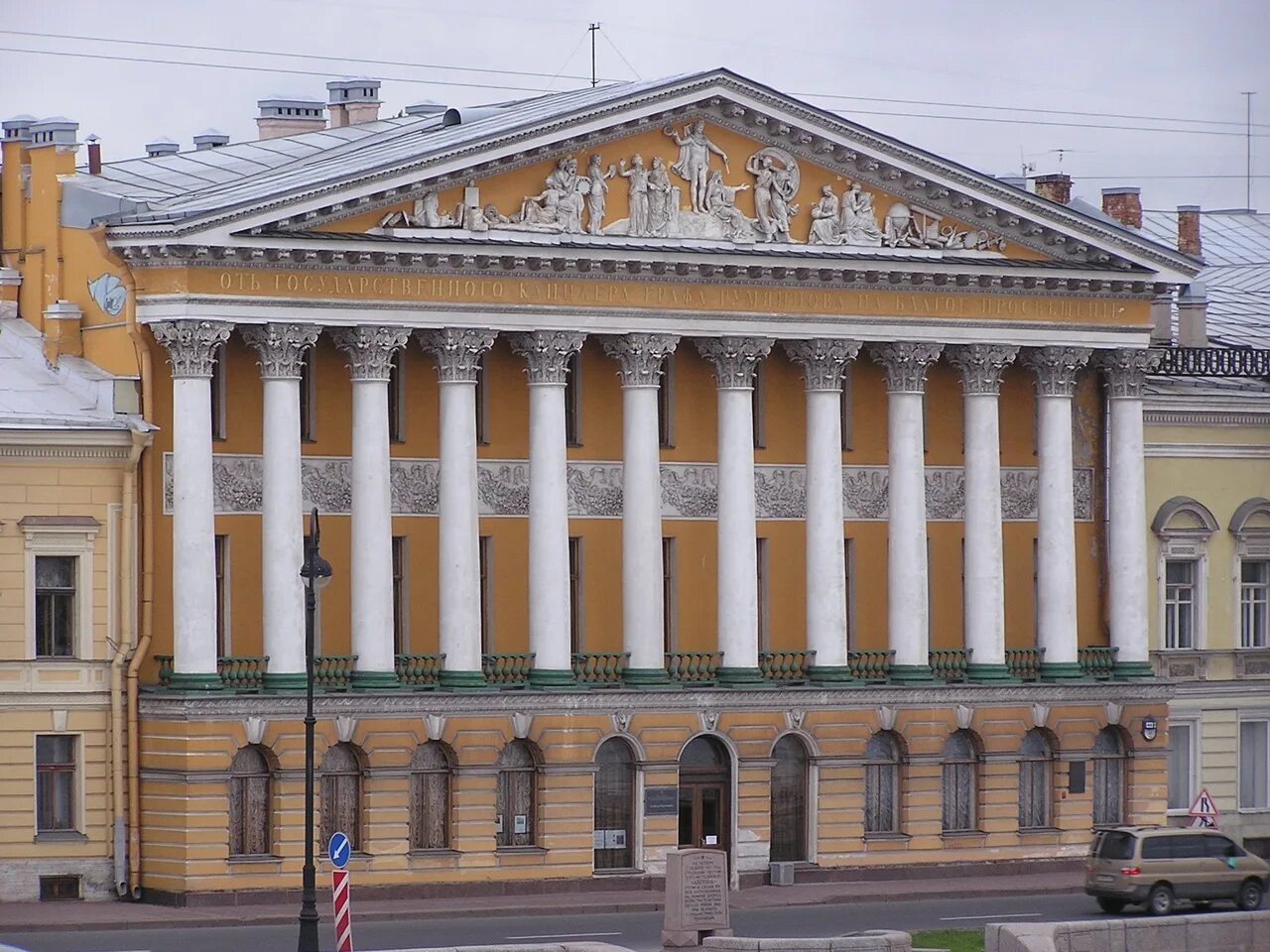 Здание построено в стиле классицизм