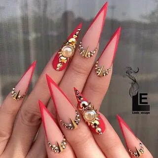 Красные ногти стилеты