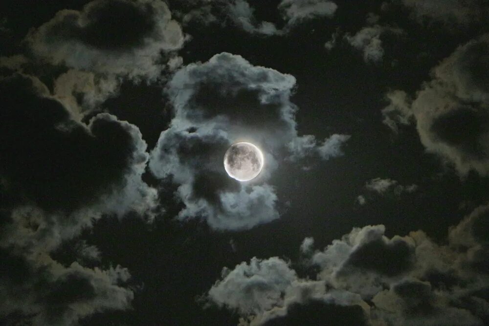 Луна в облаках. Луна за облаками. Луна и тучи. Луна на небе.
