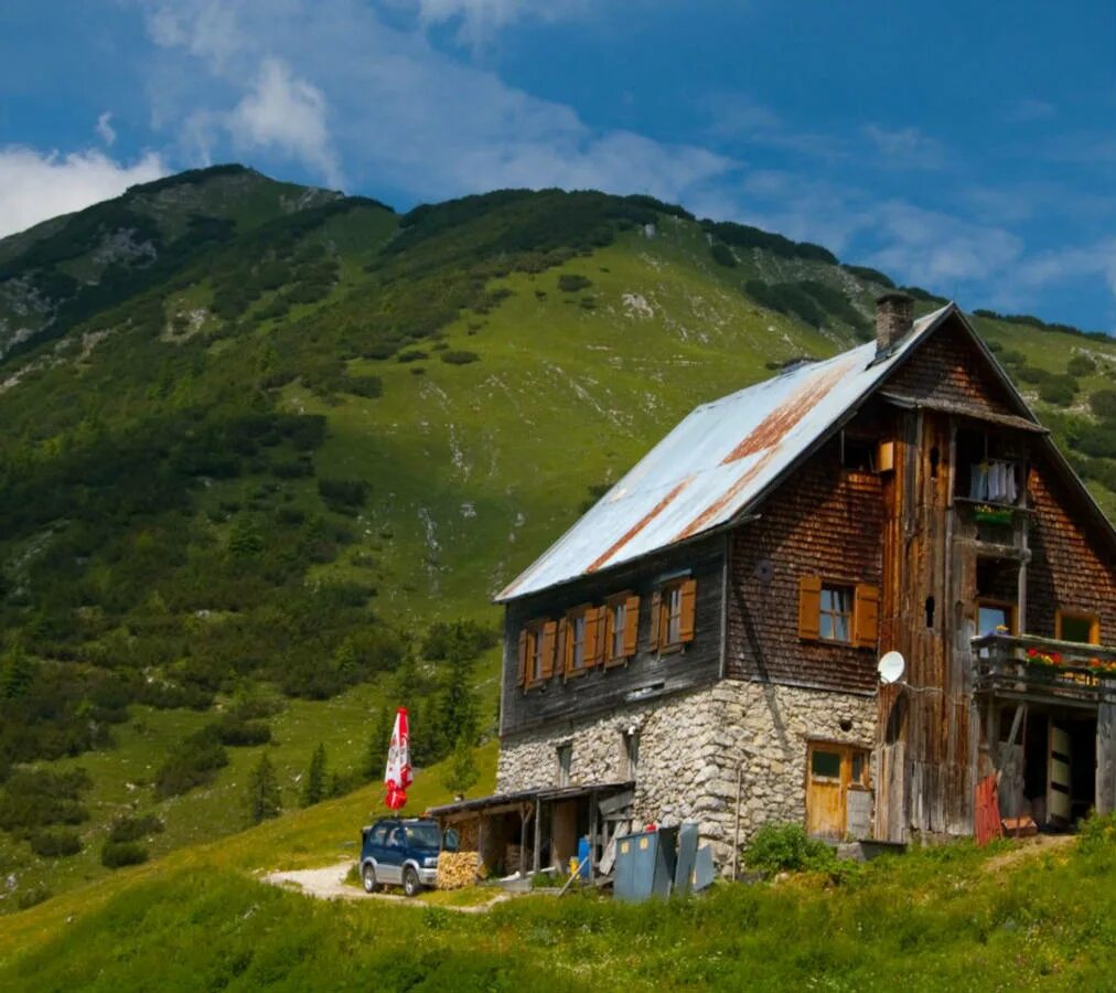 Дом на склоне горы. Хижина сольве на горе маттерхорн в швейцарии. Альпы швейцария деревушки. Отель на склоне горы иджеван. Домик в горах.
