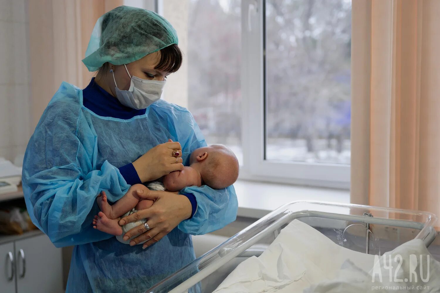 Рожденные быть врачами. Реанимация новорожденного. Новорожденный ребенок в больнице.