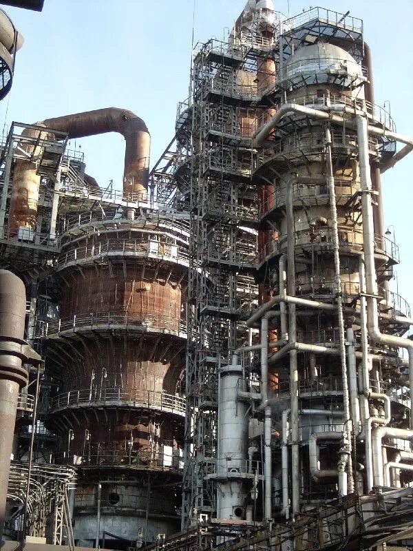 Каталитические колонны. Ректификационная колонна спиртзавод. Колонна нефтехимия. Перегонка нефти ректификация крекинг. Ректификационная колонна нпз.