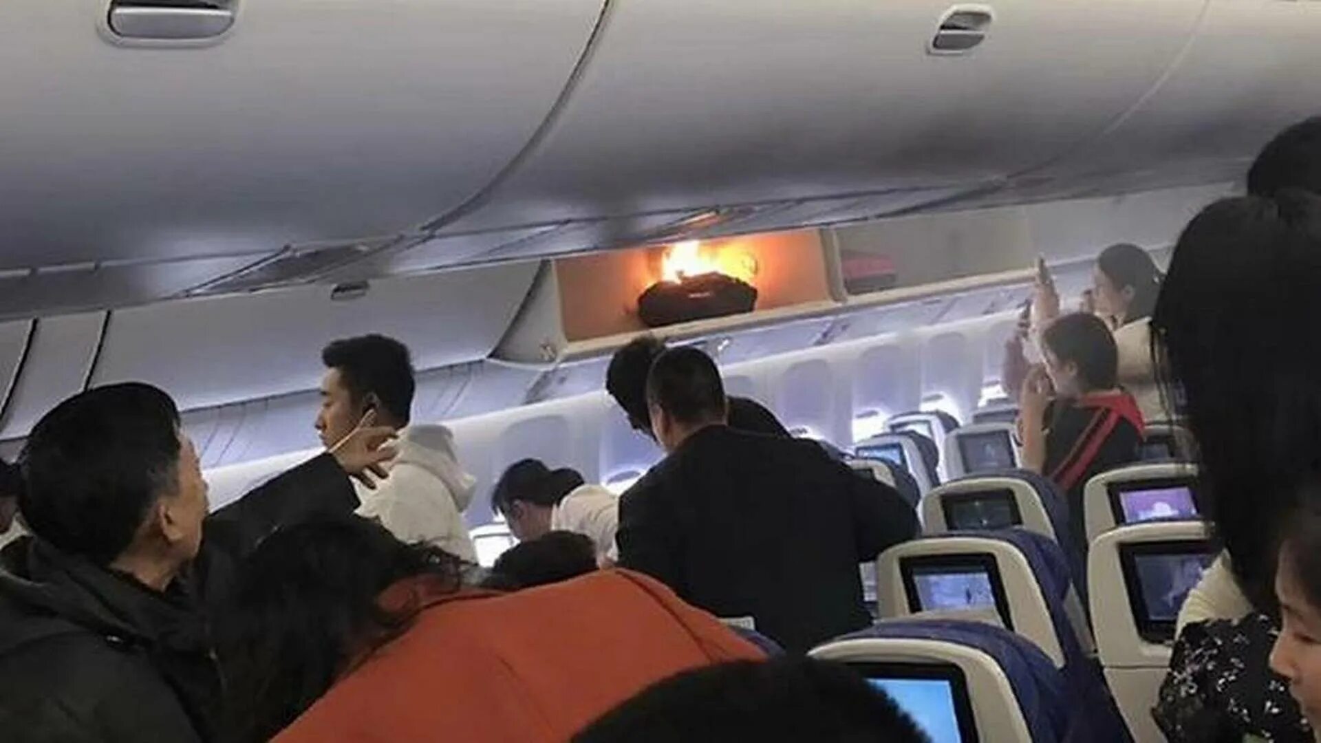 China Eastern Airlines салон. Китайцы в салоне самолета. Огонь в салоне самолета. Паника на борту самолета. Повер банки в самолете