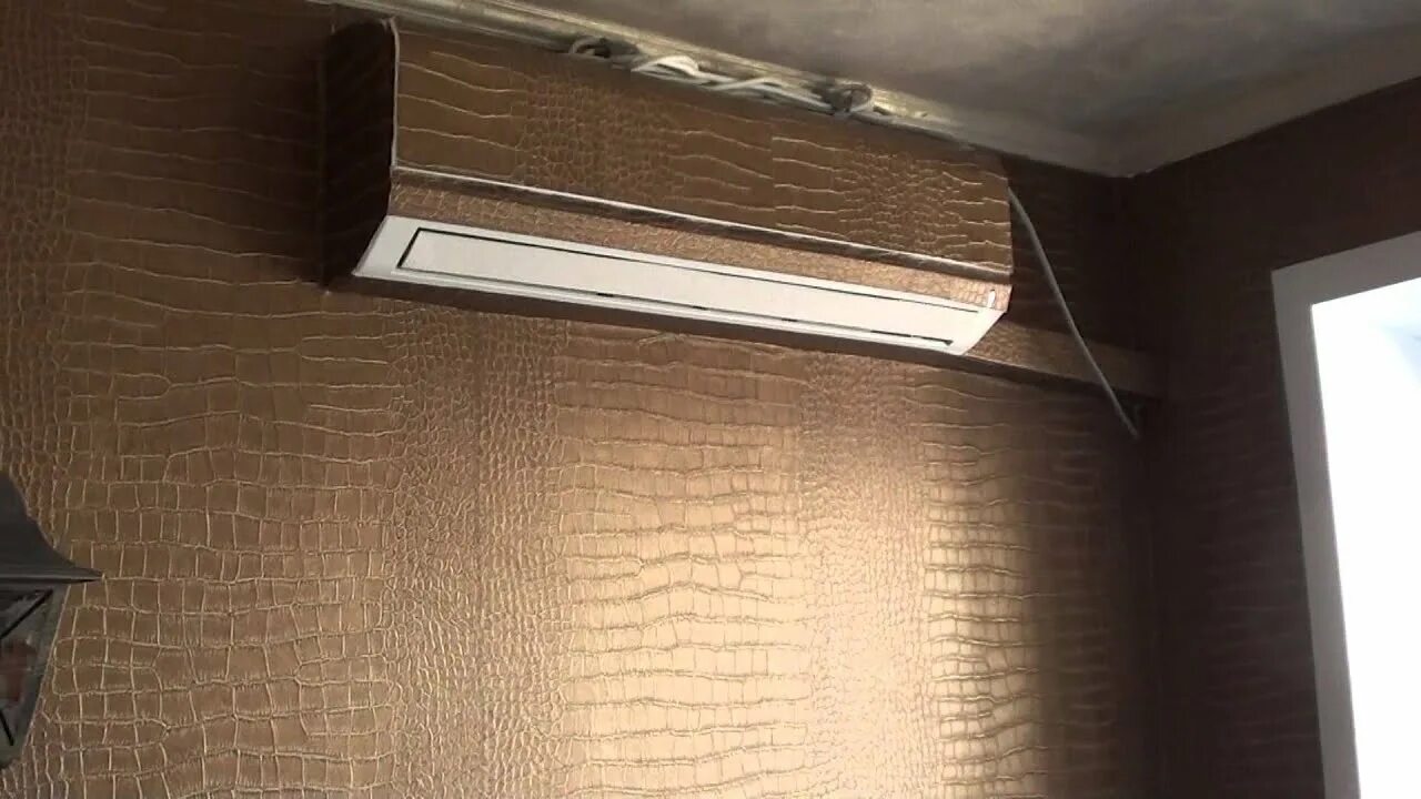 Кондиционер над шкафом. Встроить кондиционер в шкаф. Сплит система встроенная в кухню. Спрятать кондиционер в шкаф. Встроить кондиционер в шкаф.