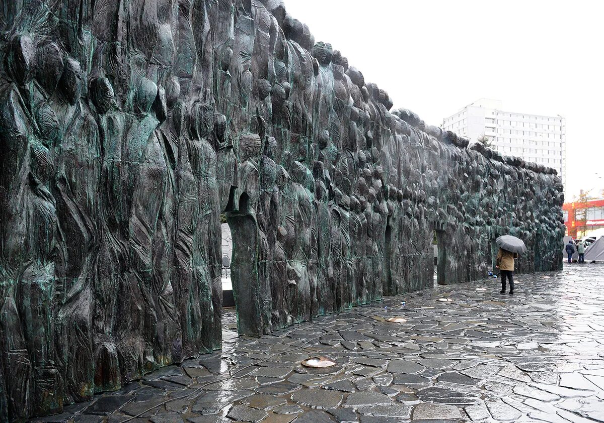 Памятник жертвам репрессий в москве. Памятник жертвам репрессий на проспекте сахарова. Соловецкий камень на лубянке. Стена скорби на проспекте сахарова. Мемориал стена скорби в москве.