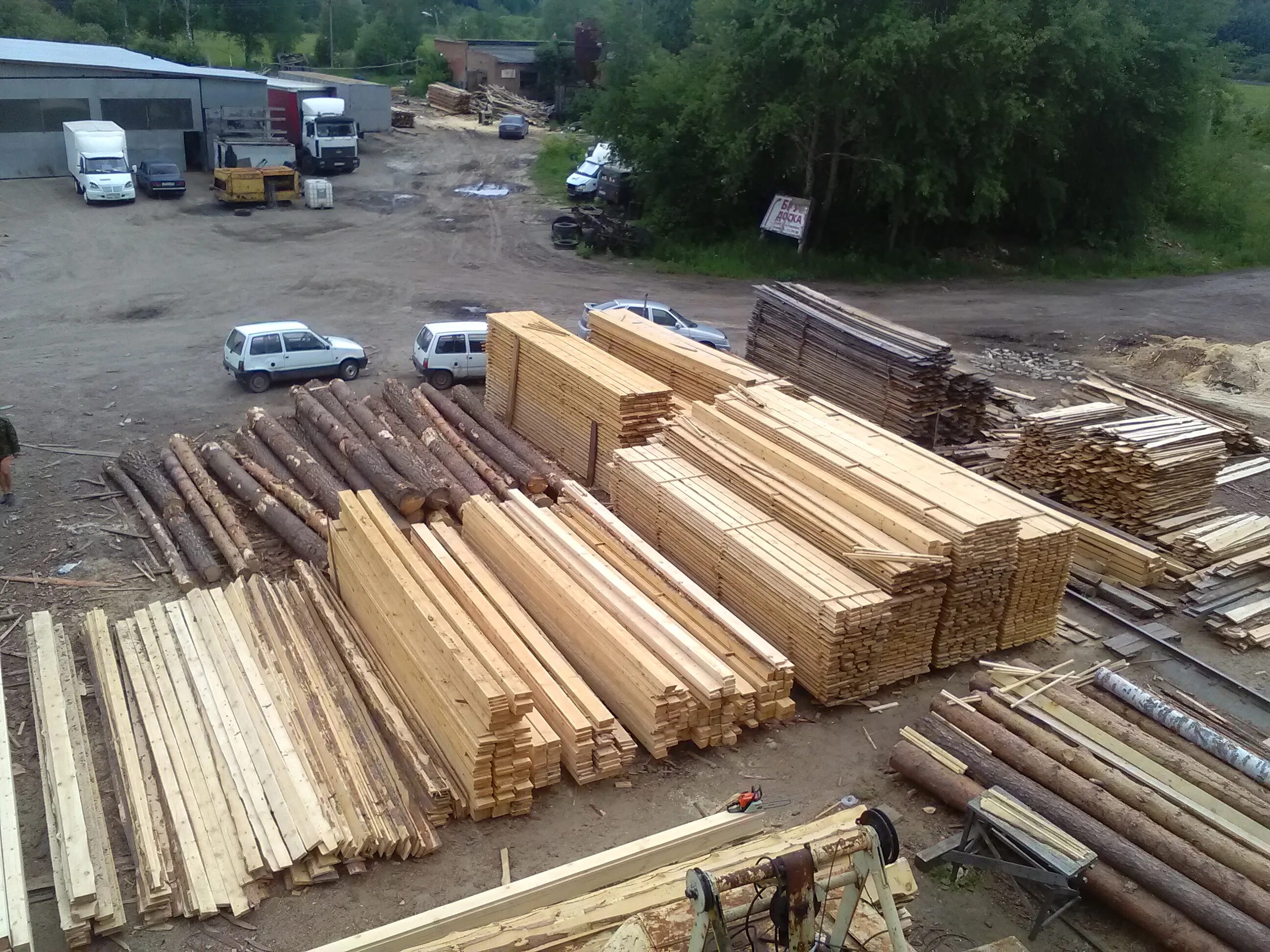 вагон для перевозки пиломатериалов. погрузка вагонов лесоматериалом пиловочник 410 длина. камаз 75 кубов леса. вагон для перевозки досок. доска под грузом.