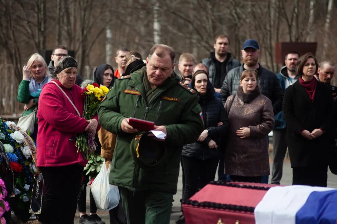 Родственники погибших солдат. Сулажгорское кладбище Петрозаводск. Прощание с Зильбергом Петрозаводск. Прощание с погибшими на Укра. Прощание с жизнью.