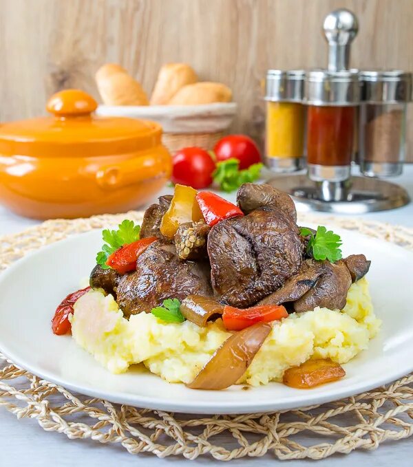 Что приготовить из куриной печени на ужин. Печень с овощами. блюда из куриной печени. жаркое с куриной печенью. бл.да из куринной песени.