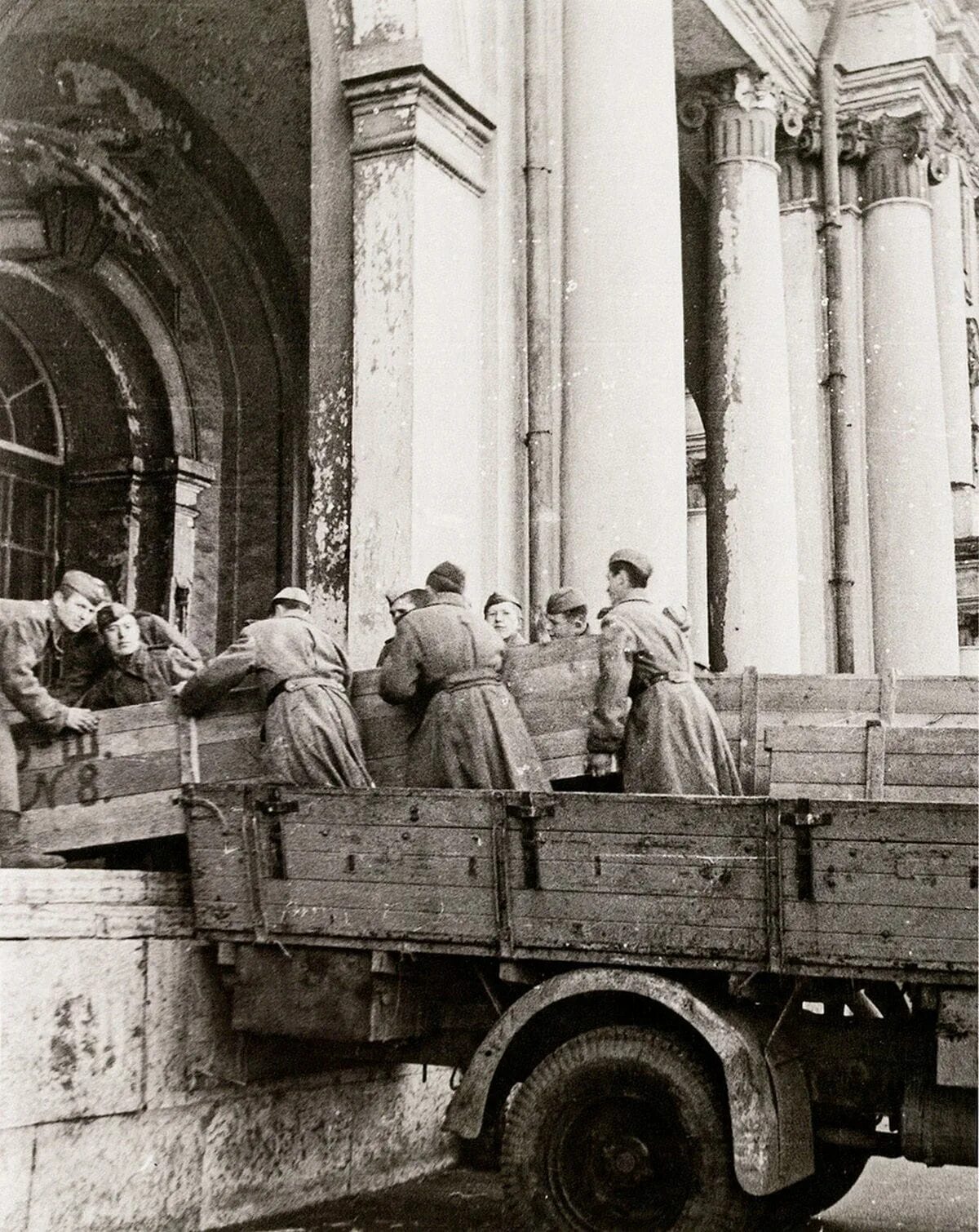 Эрмитажный музей в свердловске. Для чего хранители эрмитажа во время эвакуации. Эрмитаж в блокаду. Эрмитаж в блокадном ленинграде. Блокадный ленинград зимний дворец.