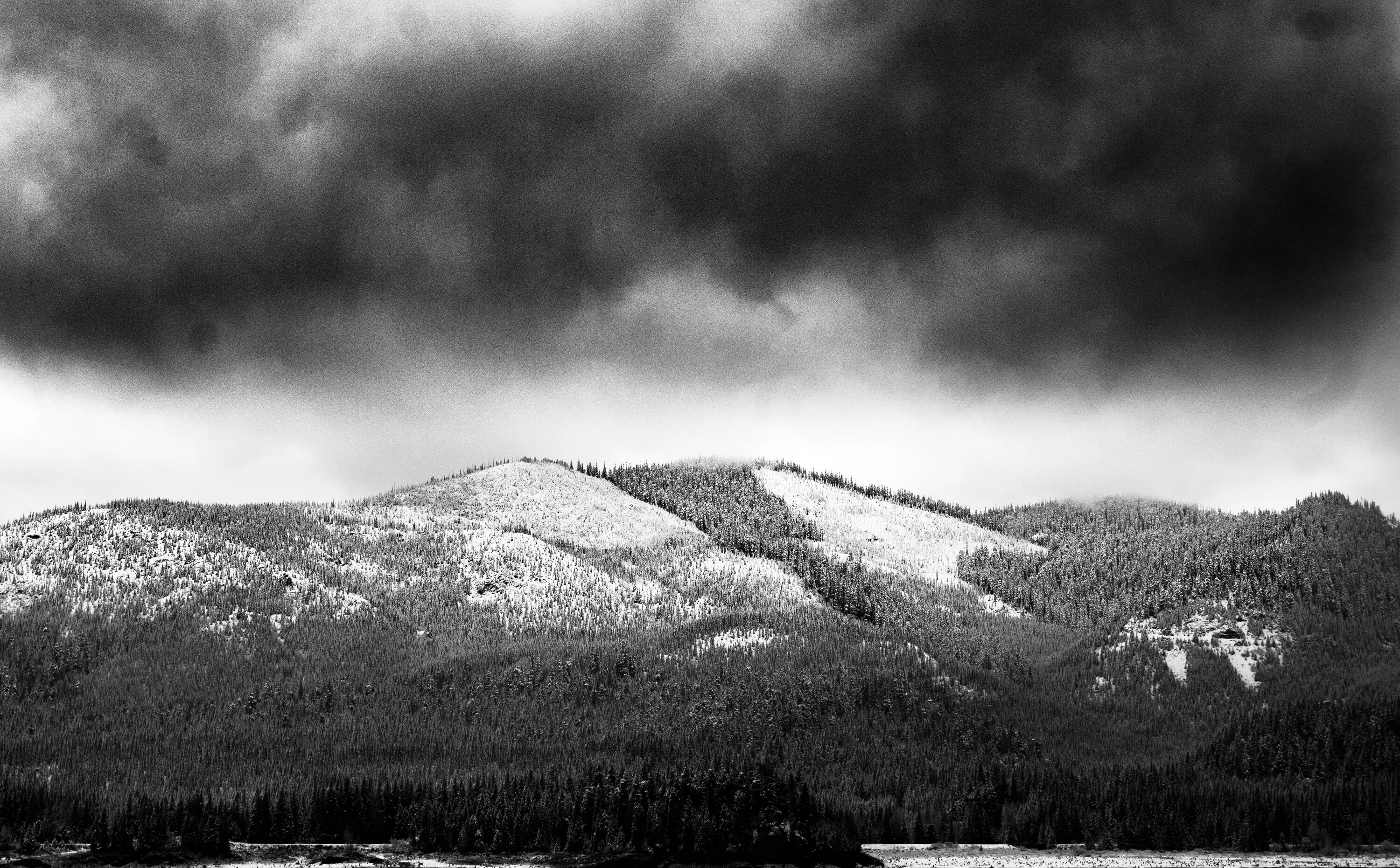 Grayscale. Серые горы. горы черно белые. аппалачи черно белые. фото grayscale.