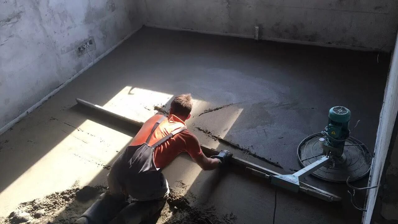 Проливать полусухую стяжку