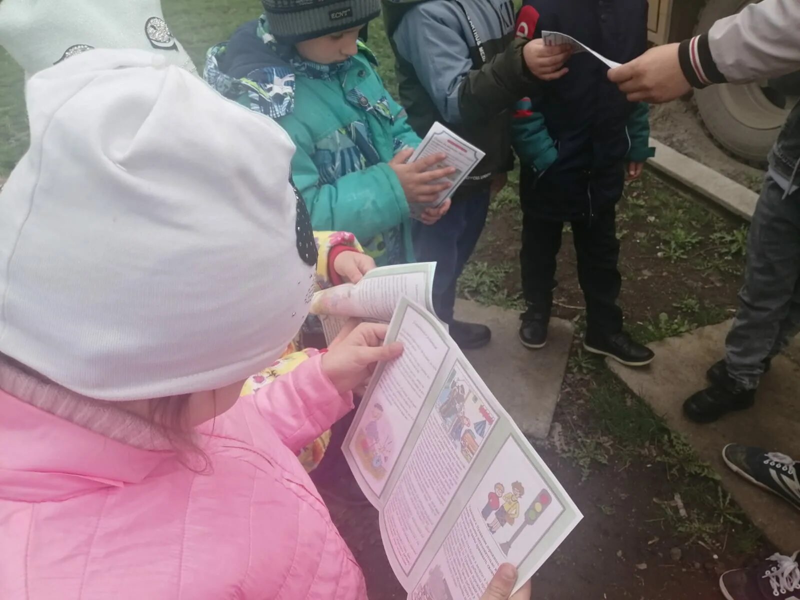 Выдача памяток. Выдача памяток. Сотрудники полиции у банкоматов вологодская область. Выдача памяток. Вручение памяток по пожарной безопасности фото.