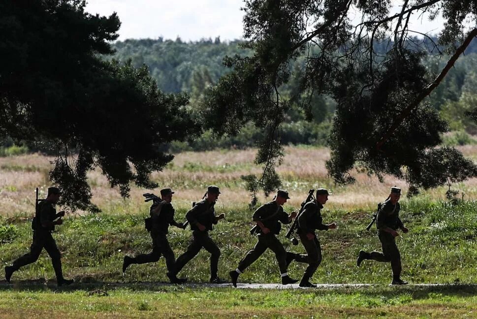 Бежать солдатский. Ратник 3 российская боевая экипировка. Офицер иллюстрация. Бежать солдатский. Бежать солдатский.