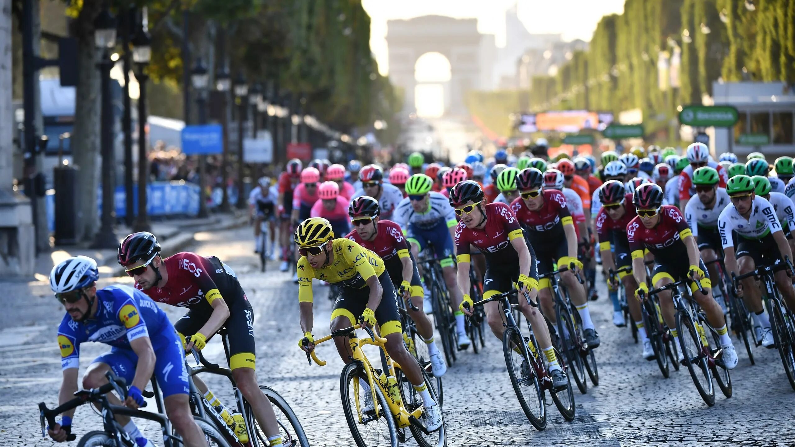 Велогонки тур де франс. Тур де франс вид сверху. Tour de france live. Велосипедная гонка тур де франс. Тур де франс париж.