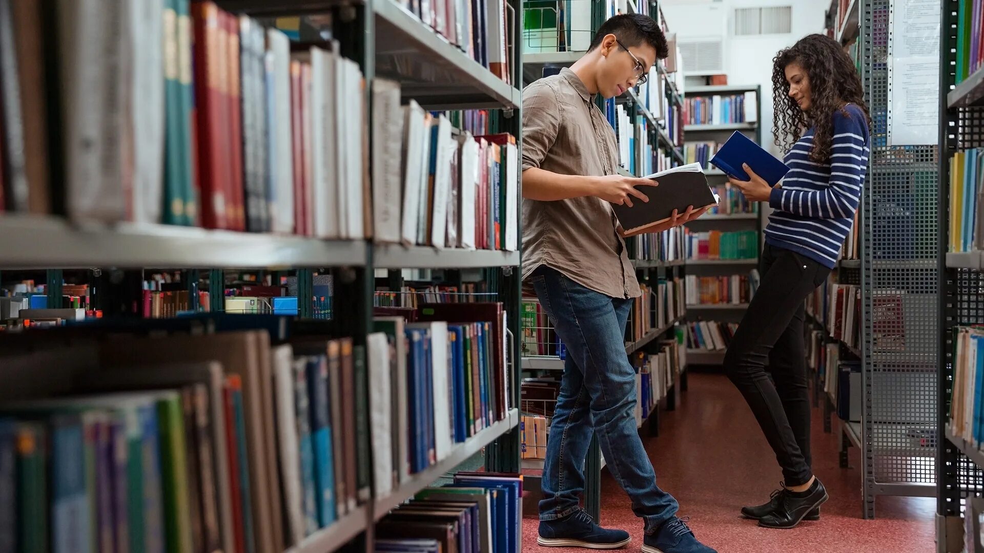 Бесплатные библиотеки для студентов. Студенты в библиотеке. Сидит в библиотеке. Подростки в библиотеке. Подросток с книгой.