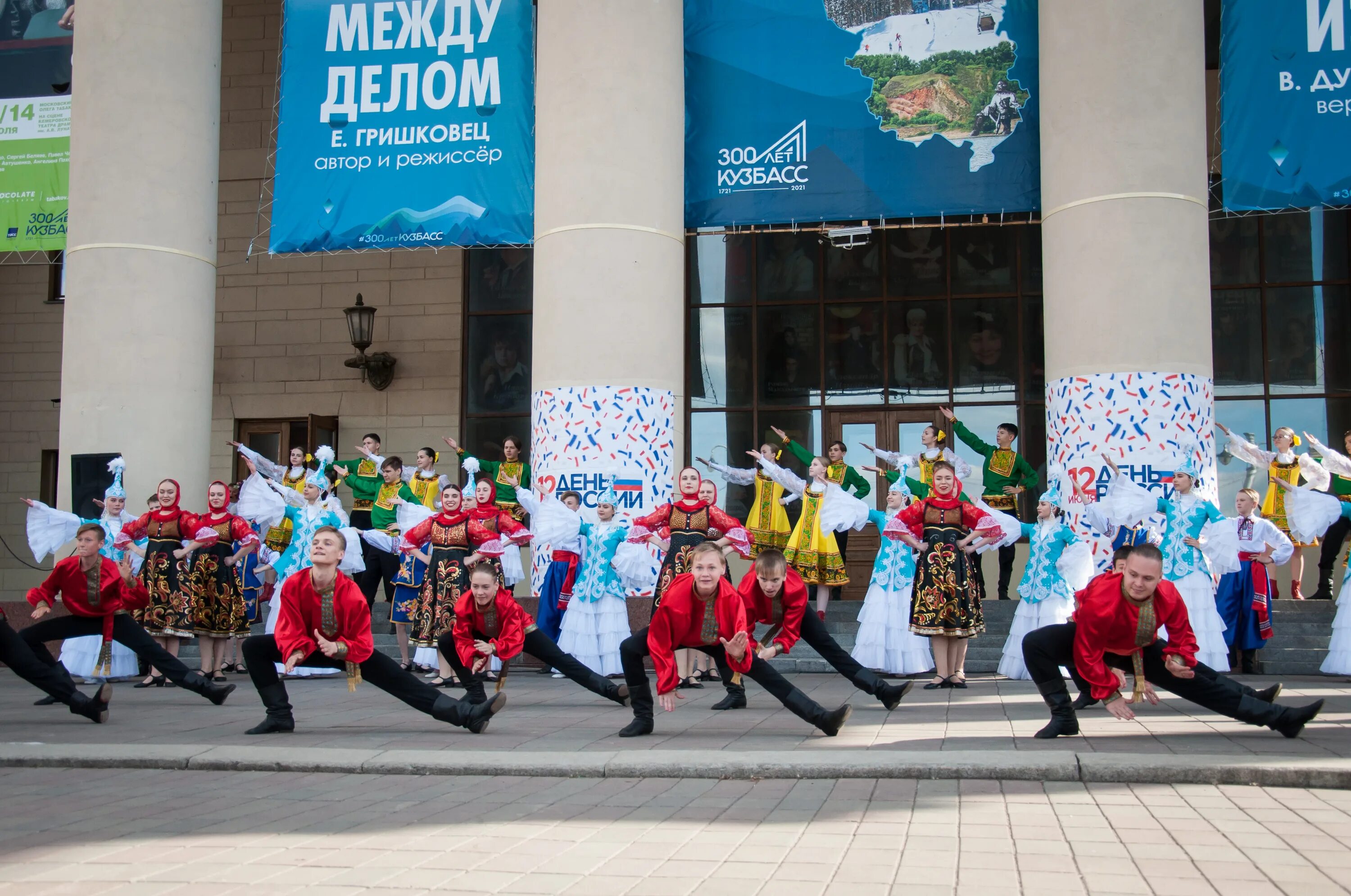 Сайт дворца кемерово. Дворец молодежи Кемерово. МАУ дворец молодежи. МАУ Кемерово дворец культуры. Дворец молодежи Кемерово сцена.