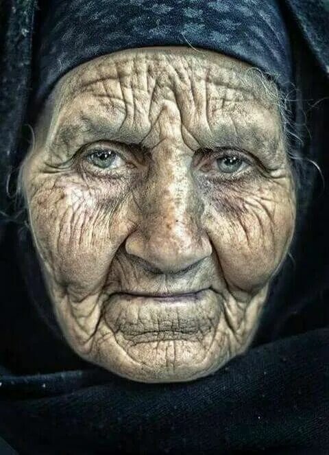 Фото крупно бабушек. Лицо старухи. Старое лицо. Морщинистое лицо. Старая морщинистая бабка.