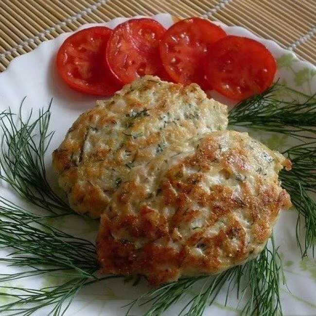 Что нужно добавлять в куриные котлеты. Котлета куриная 100 грамм. 50 гр куриной котлеты. куриные котлеты с капустой. с чем подать котлетки куриные.
