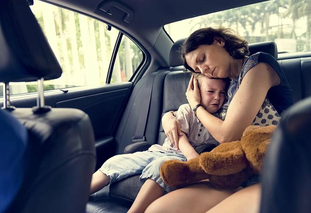 Маму в машине сын рассказ. Женщина с ребенком в машине. Машина мама. Мама в машине сребенкам. Мать и дети на машине.
