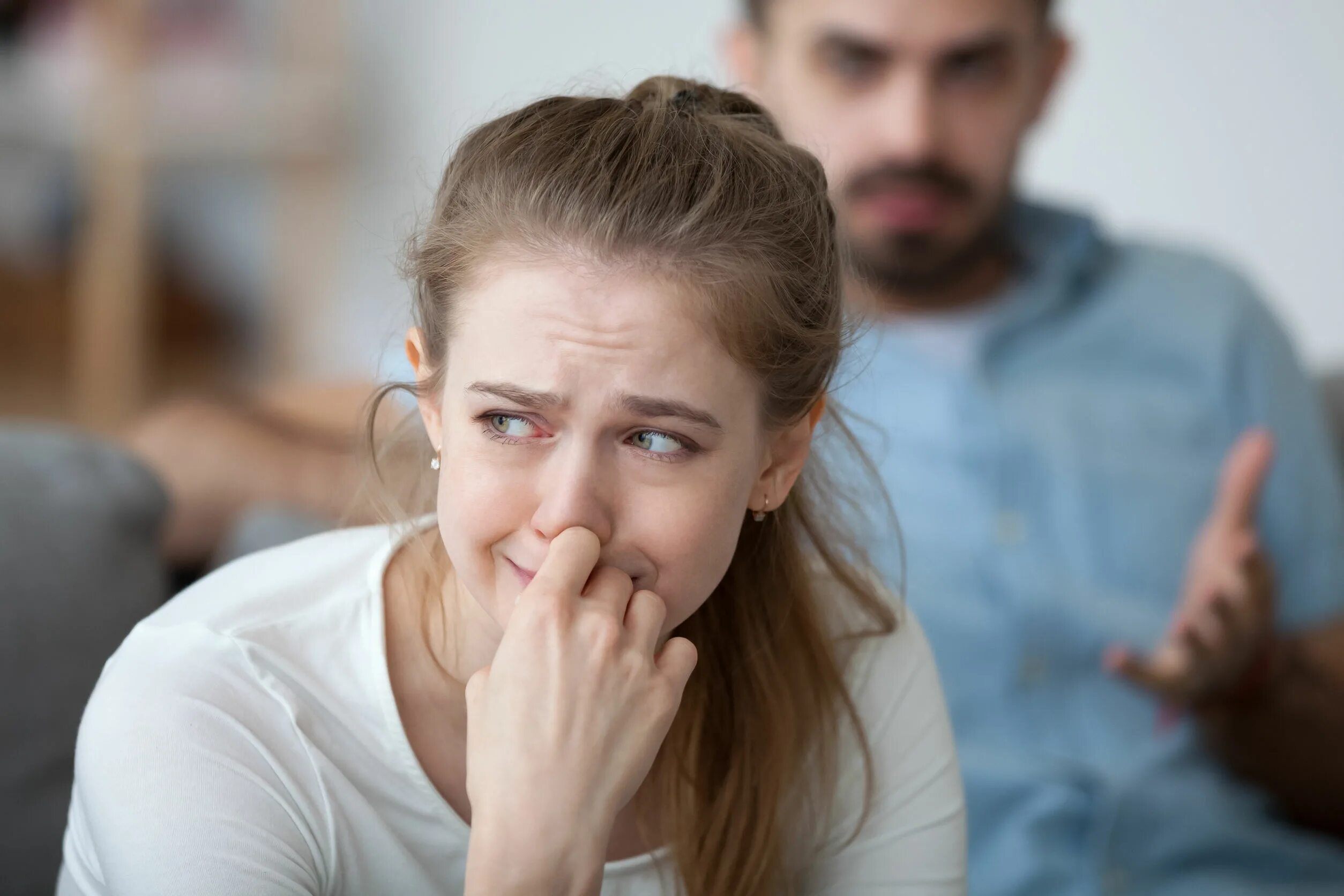 Daughter abuse. Психологический тиран. Домашний тиран мужчина. Подросток плачет. Мужчина и женщина абьюзер.