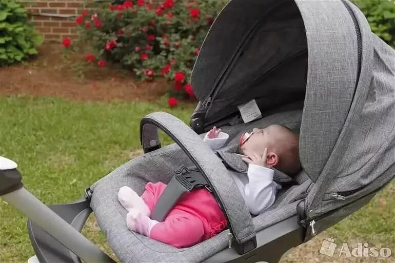 Ребенок в 3 месяца в коляске. Прогулочный блок Стокке для новорожденных. Прогулочная коляска с люлькой. Ребенок в коляске. Коляска сидячая с люлькой.