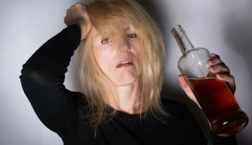 Женщина и алкоголь. Пьянящая женщина. О женщина. Пьянящая женщина. Девушка льет алкоголль.