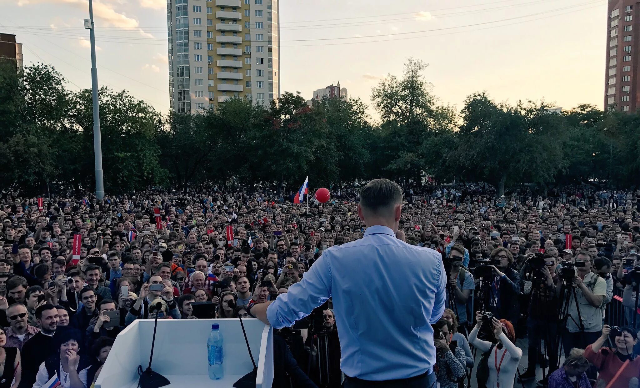 Трибуны для выступлений. Оратор на митинге. Митинг с трибуны. Поминки навального