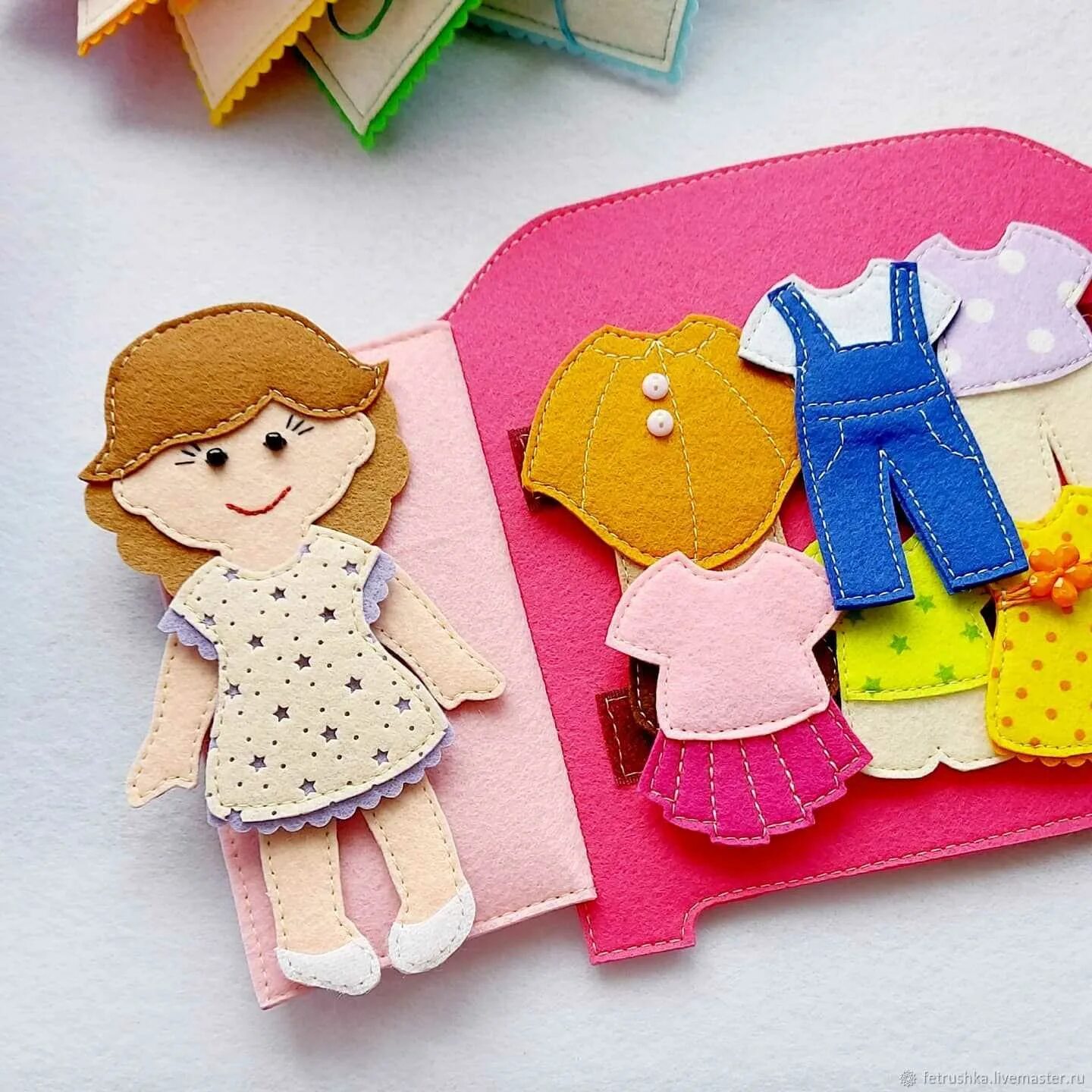 Кукла из фетра с одеждой. Игрушки из фетра для девочек. Девочка из фетра. Девочка из фетра своими руками. Куколки из фетра.