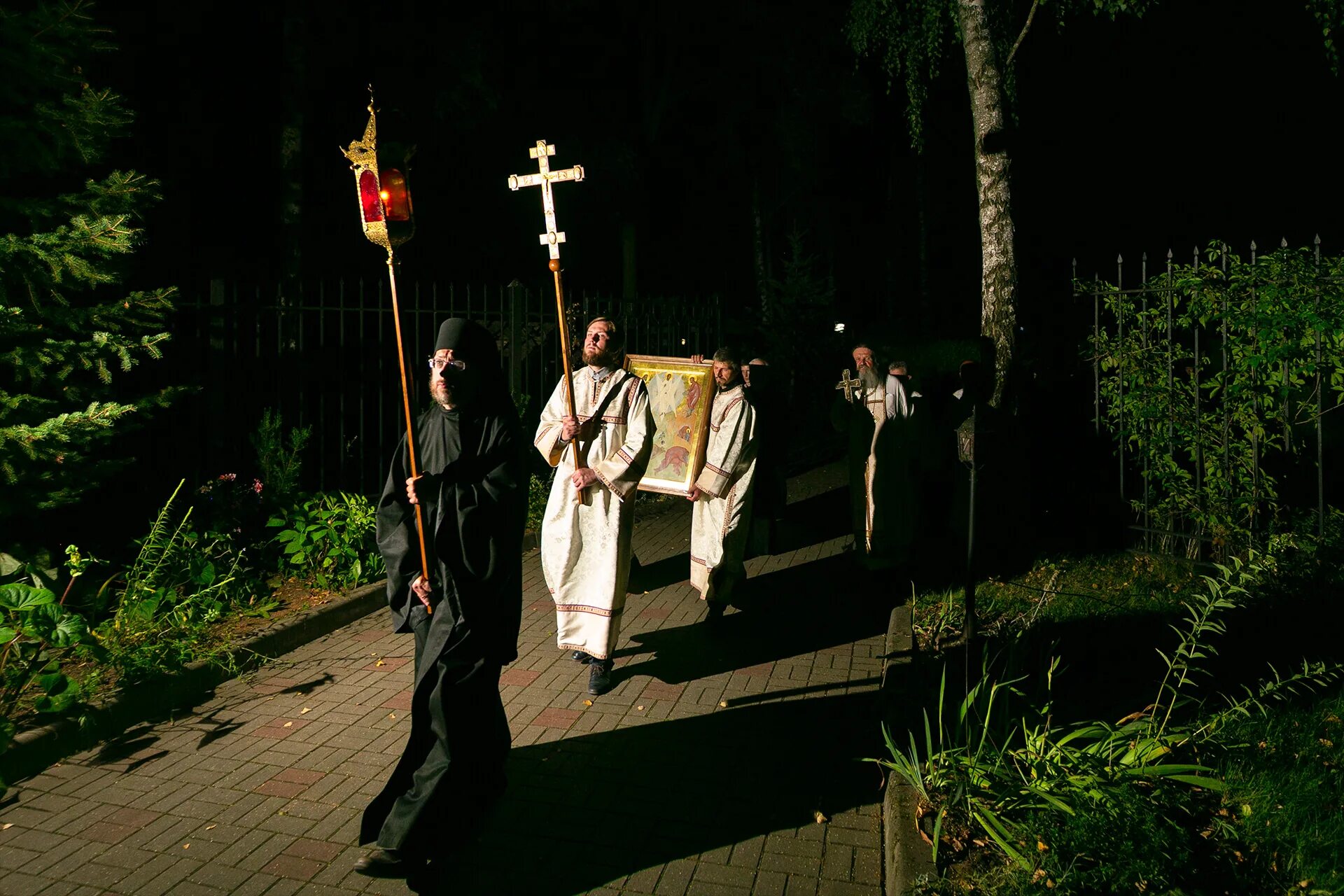 Времена миссионеров в республике алтай. Молитва крестного хода. Молитва крестного хода. Крестный ход в белгороде 18 сентября 2022г. Крестный ход ночью на пасху.