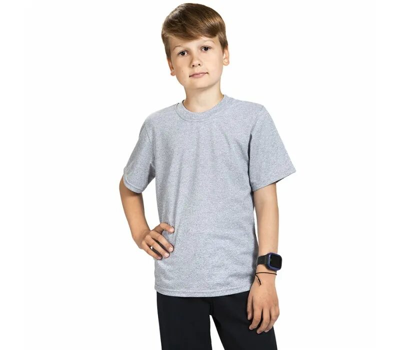 Мальчик футболка серый. Футболка серая детская. Футболка для мальчика серая. Мальчик в серой футболке. Ребенок в серой футболке.