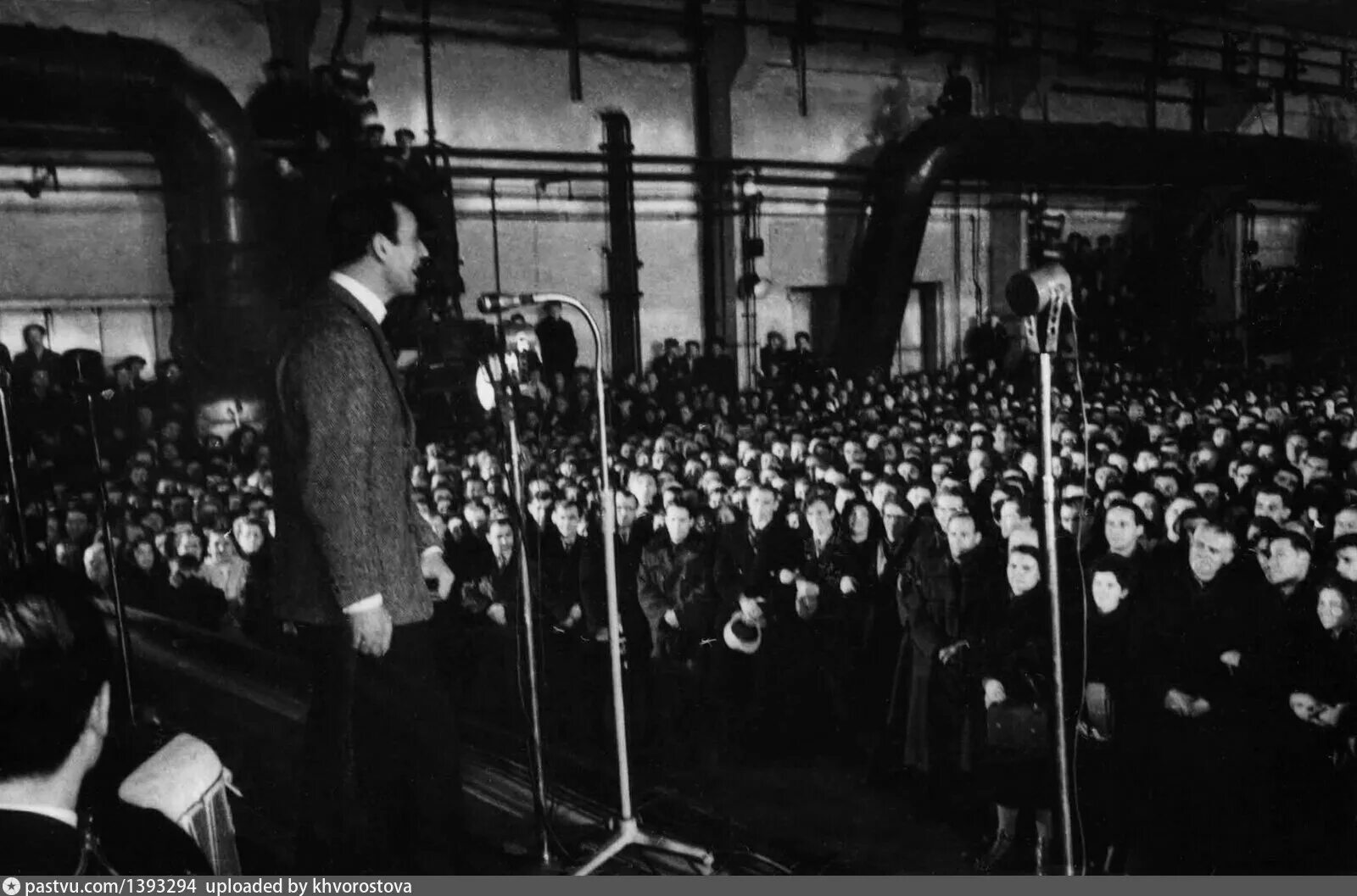 Приезд в ссср. Ив Монтан в Москве 1956. Ив Монтан в Москве в 1956 году. Макариос визит в СССР. СЛУШАЮТ выступление Молотова.