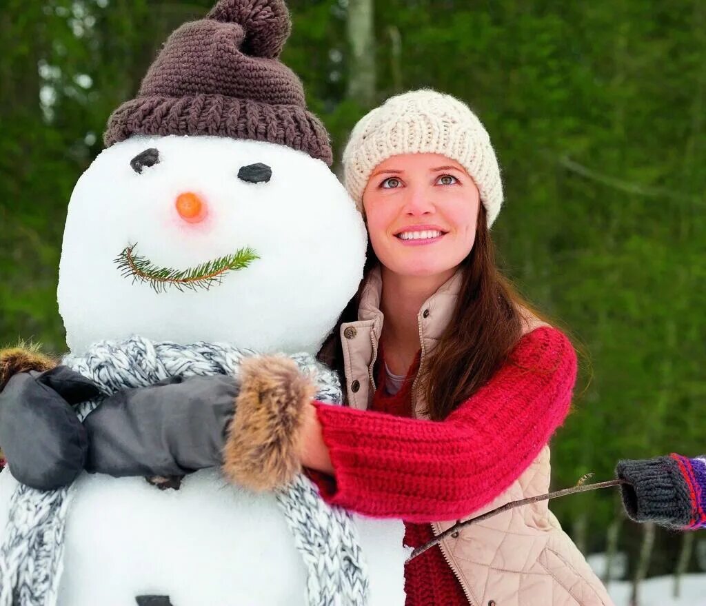 Девушка со снеговиком видео. Девочка делает снеговика. Девушка и снеговик. Девочка обнимает снеговика. Девушка и снеговик.
