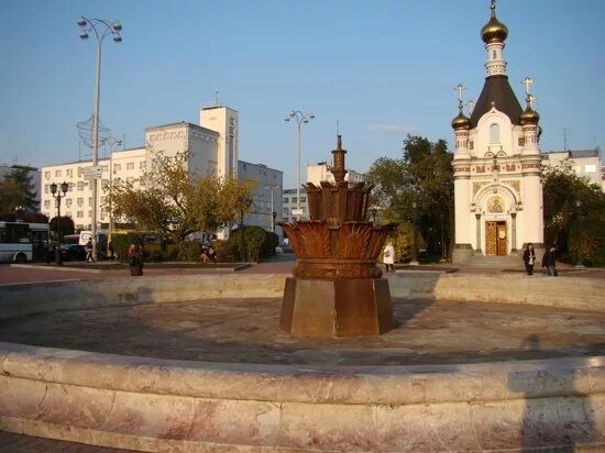 Фонтан каменный цветок екатеринбург. Каменный цветок Екатеринбург памятник. Площадь труда каменный цветок. Фонтан каменный цветок на Плотинке.