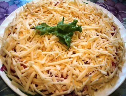 Салат с курицей и жареной картошкой соломкой