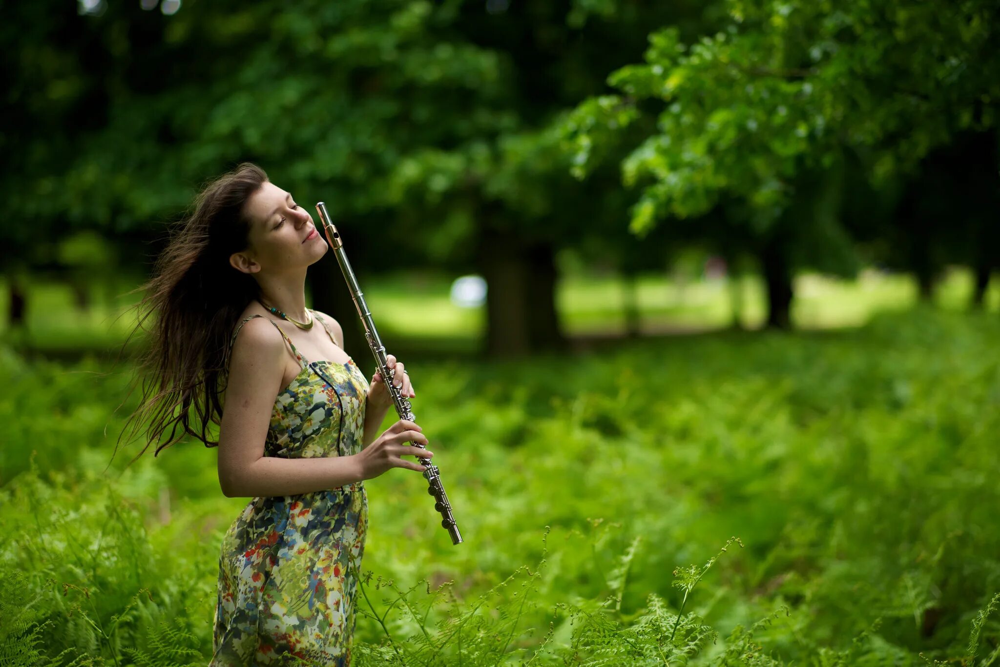 Пение воды. Музыканты на природе. Девушка с флейтой. Поющая природа.