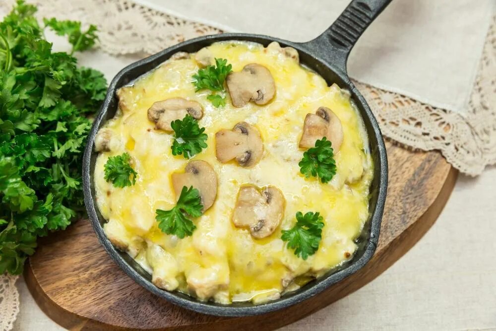 Жульен. Жульен с курицей и шампиньонами на сковороде. Жульен рецепт классический на сковороде. Жюльен грибной с курицей. Жульен с курицей и шампиньонами на сковороде.