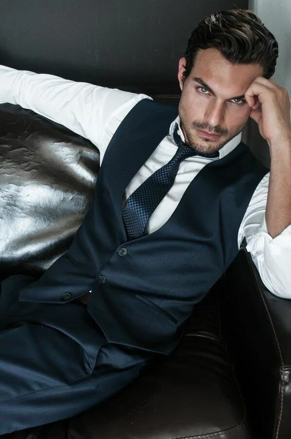 Красивые харизматичные мужчины. Красивый высокий брюнет. Красивый брюнет в костюме. Брутальный мужчина. Antonio navas в костюме.