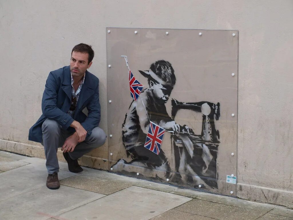 Banksy художник лицо. Banksy художник лицо. Бэнкси лицо художника 2003. Banksy лицо. Граффити бэнкси в бристоле.