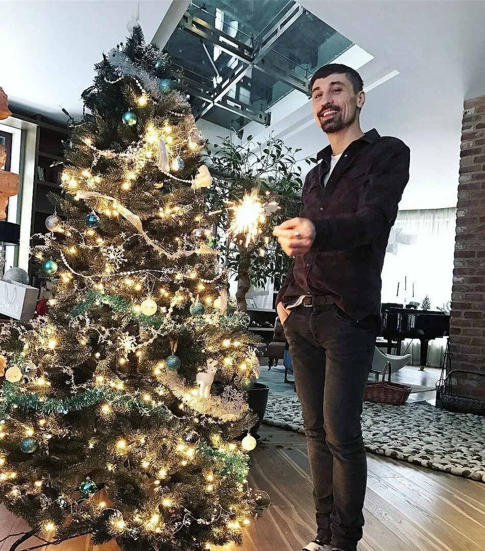 новогодняя семейная фотосессия в студии. елка с людьми рядом. елка с людьми рядом. елка с людьми рядом. семья наряжает елку.