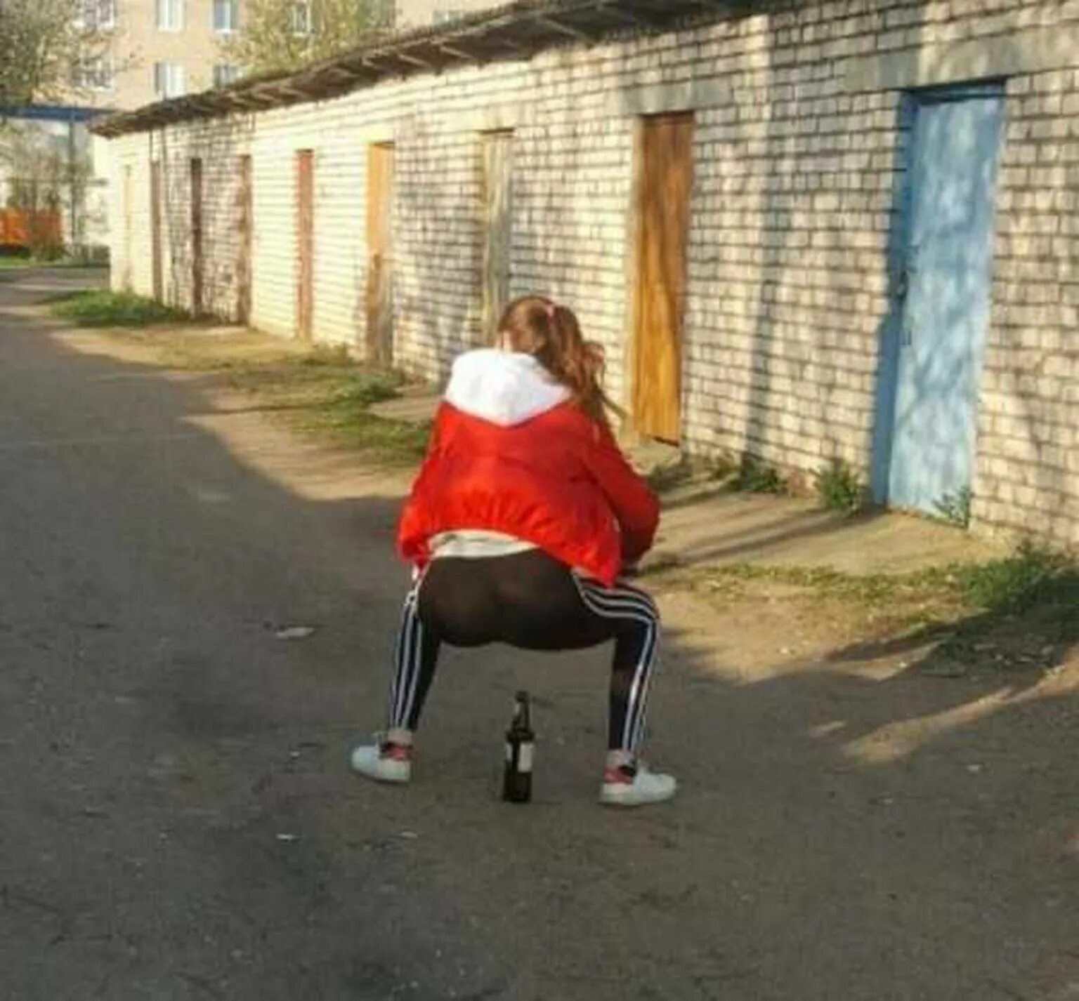 Девушка садится на бутылочку. Девушка сидит на бутылке. Девочка села на бутылочку. Девочка села на
