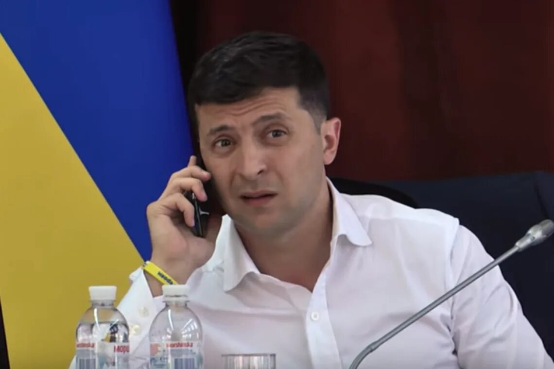 Зеленский с байденом фото. Зеленский владимир у путина. Михаил подоляк и зеленский. Александр зеленский адвокат. Зеленский с телефоном.