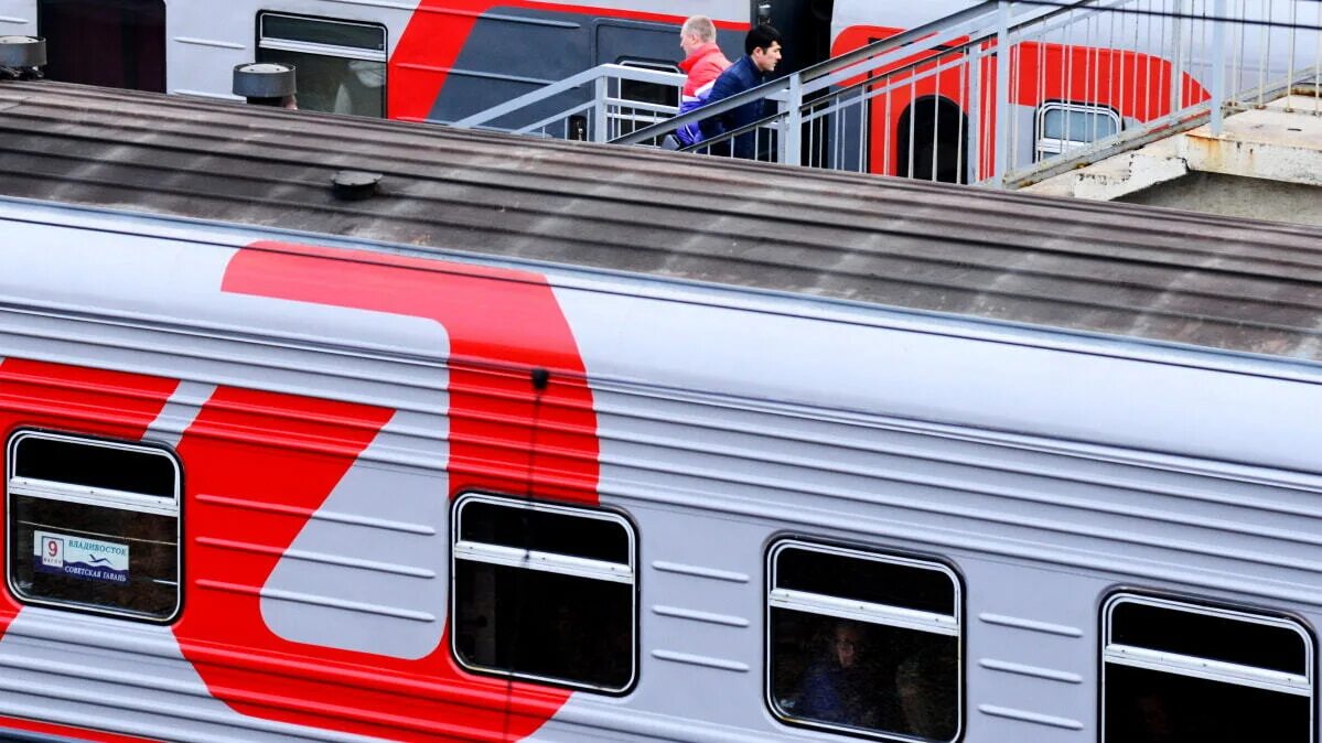 Электропоездов хабаровск. Поезд дальнего следования. Российские поезда. Поезд РЖД. Вагон поезда.